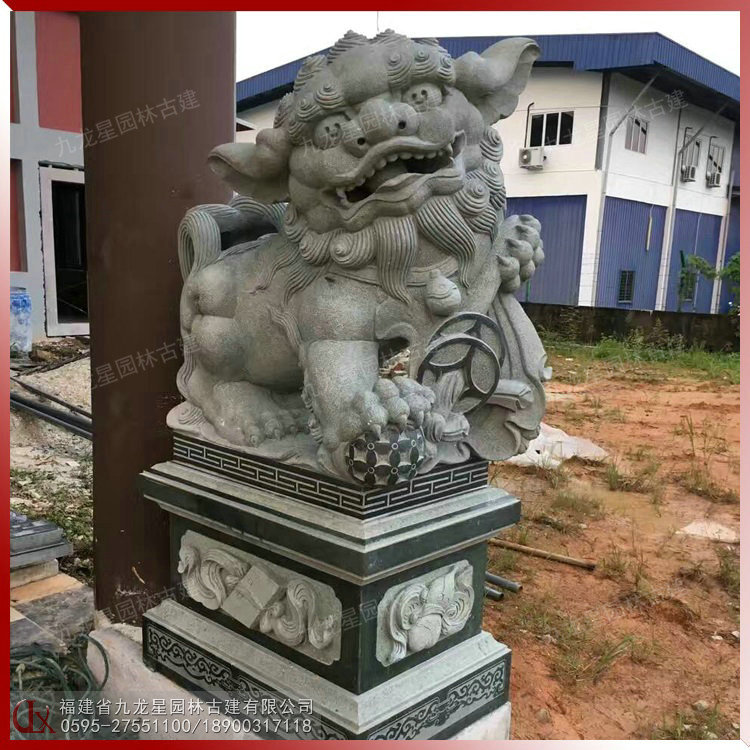 廟門(mén)口青石石獅子圖片